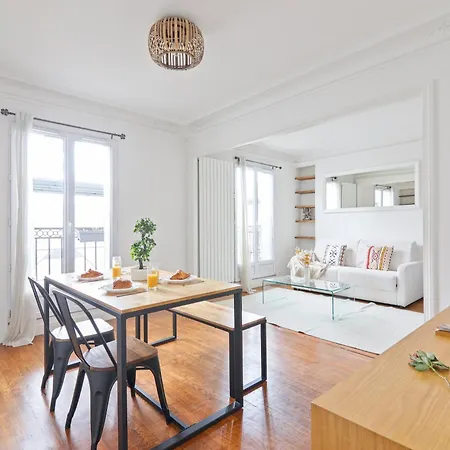 Haussmannien Lumineux Avec Balcon Proche Montmartre *