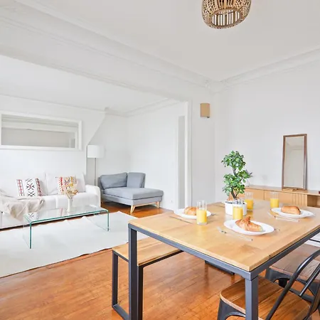 Haussmannien Lumineux Avec Balcon Proche Montmartre Appartement Paris